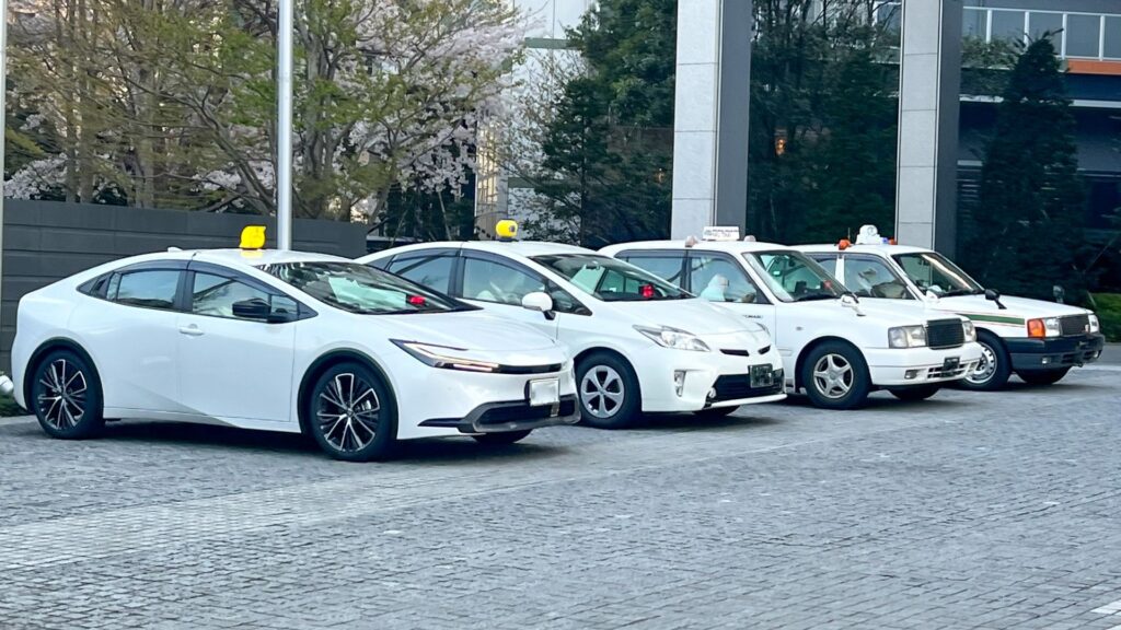 タクシー運転手の勤務時間をわかりやすく解説！隔日勤務・日勤・夜勤の違いと特徴